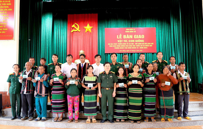 Các hộ được nhận trâu, bò giống với các lá phiếu đánh số thứ tự con giống được nhận. Ảnh: TTXVN phát Các hộ được nhận trâu, bò giống với các lá phiếu đánh số thứ tự con giống được nhận. Ảnh: TTXVN phát