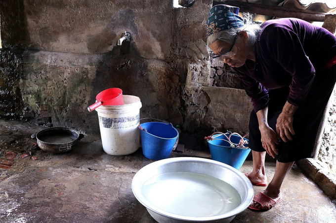 Thiếu nước sạch sinh hoạt, đời sống người dân hết sức khó khăn.