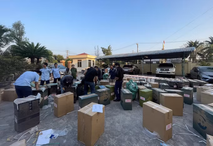 Lực lượng chức năng Chi cục Quản lý thị trường tỉnh Gia Lai kiểm đếm số lượng thuốc lá lậu. Ảnh: TTXVN phát