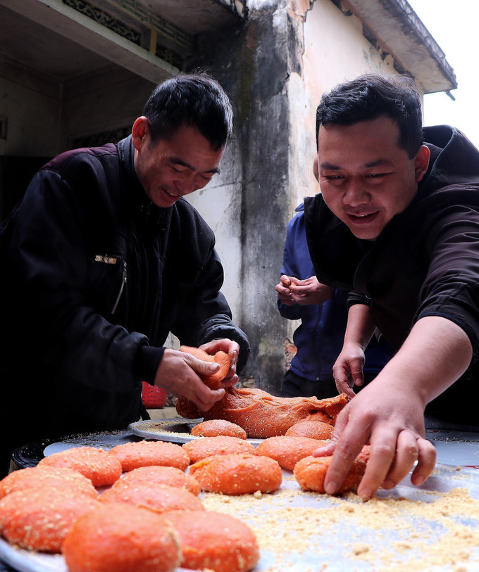 Công đoạn làm bánh giầy được hoàn tất.