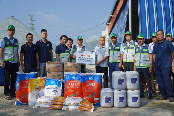 Trung tâm Khuyến nông Quốc gia hỗ trợ bà con nuôi trồng thủy sản xã Hoằng Châu 140 lít chế phẩm sinh học xử lý môi trường nước tại các ao/đầm nuôi. Trung tâm Khuyến nông Quốc gia hỗ trợ bà con nuôi trồng thủy sản xã Hoằng Châu 140 lít chế phẩm sinh học xử lý môi trường nước tại các ao/đầm nuôi.
