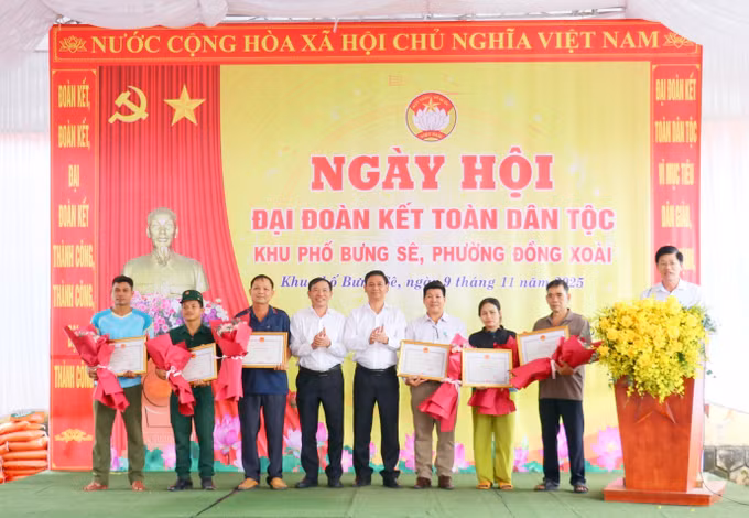 Lãnh đạo phường Đồng Xoài tuyên dương, khen thưởng các gia đình văn hóa tiêu biểu, các tập thể, cá nhân có nhiều đóng góp cho cuộc vận động “Toàn dân đoàn kết xây dựng nông thôn mới, đô thị văn minh”.