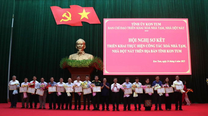 Trao Bằng khen của Chủ tịch UBND tỉnh Kon Tum cho 21 tập thể và 32 cá nhân có thành tích xuất sắc trong triển khai, thực hiện Phong trào thi đua “Chung tay xóa nhà tạm, nhà dột nát trên địa bàn tỉnh năm 2025". kon-tum-24625.jpg
