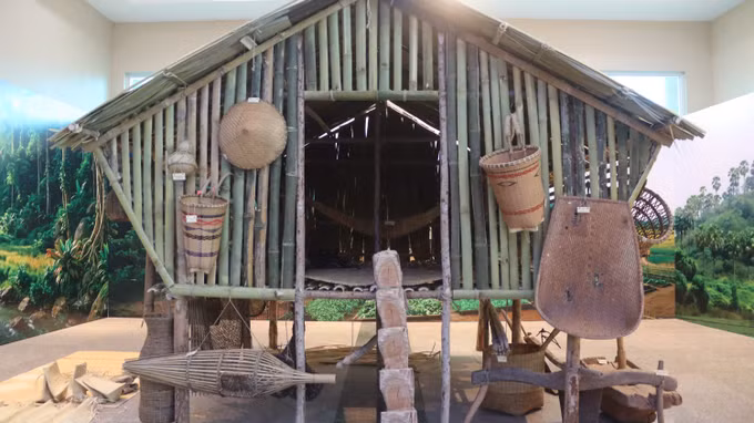 Nhà sàn là cái nôi của đời sống cộng đồng Chơ Ro.