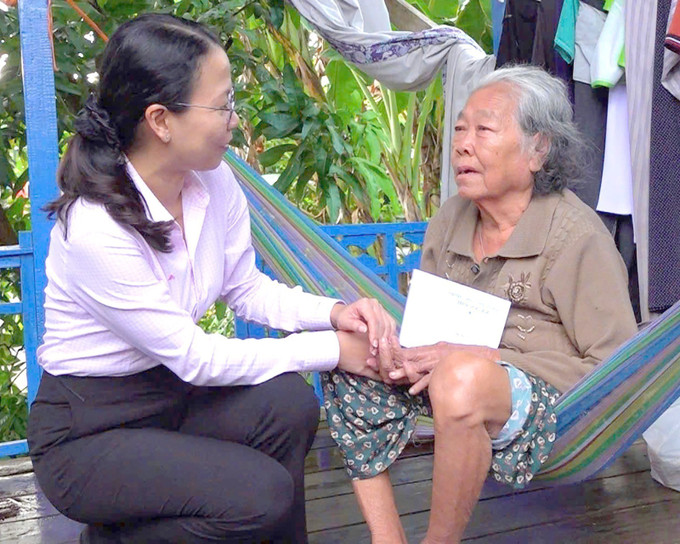 Bà Quách Tố Giang, Bí thư Đảng ủy, Chủ tịch HĐND xã An Phú (An Giang) thăm hỏi, trao tiền hỗ trợ cho người dân có nhà bị ảnh hưởng bởi mua lớn kèm dông lốc. Bà Quách Tố Giang, Bí thư Đảng ủy, Chủ tịch HĐND xã An Phú (An Giang) thăm hỏi, trao tiền hỗ trợ cho người dân có nhà bị ảnh hưởng bởi mua lớn kèm dông lốc.