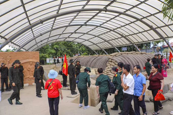 Đông đảo du khách tham quan Di tích Hầm De Castrie.