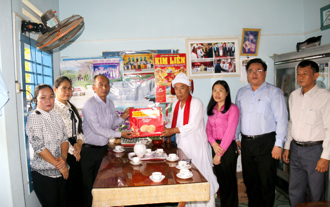 Đoàn công tác Ủy ban MTTQ Việt Nam tỉnh Lâm Đồng thăm chúc Tết sư cả Thông Minh Toàn, Phó Chủ tịch Hội đồng chức sắc Bàlamôn giáo tỉnh. Đoàn công tác Ủy ban MTTQ Việt Nam tỉnh Lâm Đồng thăm chúc Tết sư cả Thông Minh Toàn, Phó Chủ tịch Hội đồng chức sắc Bàlamôn giáo tỉnh.