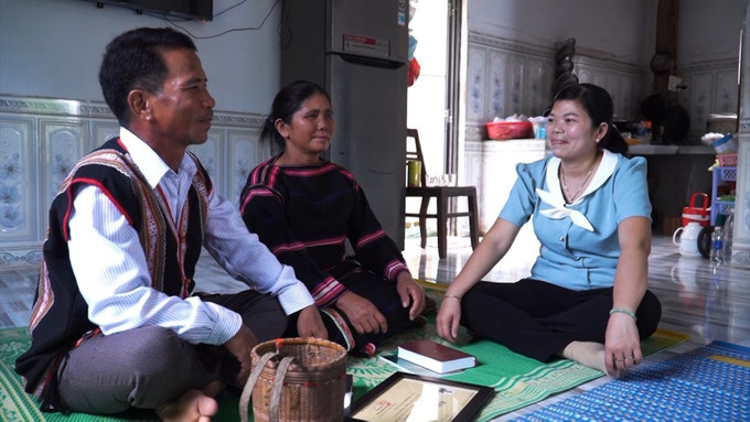 Ông SIiu Un, xã Ia Ake, huyện Phú Thiện (Gia Lai) vui mừng vì được Đảng, Nhà nước khoan hồng trở về với buôn làng sau những năm tháng lầm lỗi. Ông SIiu Un, xã Ia Ake, huyện Phú Thiện (Gia Lai) vui mừng vì được Đảng, Nhà nước khoan hồng trở về với buôn làng sau những năm tháng lầm lỗi.