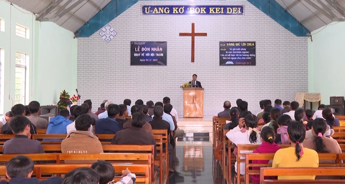 Lễ đón nhận những đối tượng lầm đường lạc lối quay về với hội thánh tại xã A Dơk (Đăk Doa, Gia Lai). Lễ đón nhận những đối tượng lầm đường lạc lối quay về với hội thánh tại xã A Dơk (Đăk Doa, Gia Lai).
