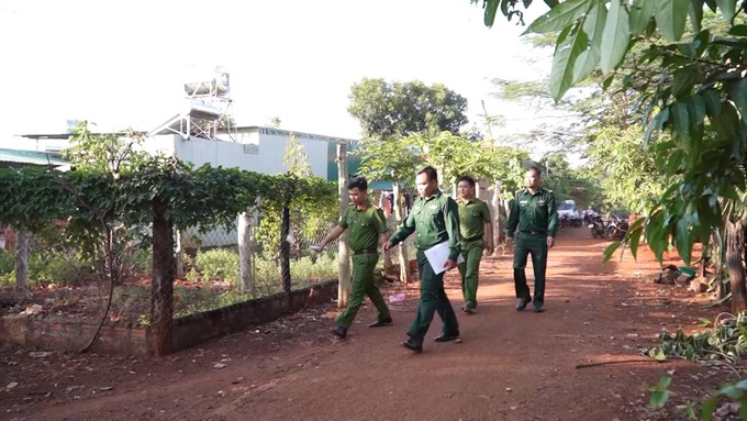 Lực lượng công an cơ sở đến tận nhà để vận động, giúp đỡ những người lầm lỡ muốn trở về sinh hoạt tôn giáo chính thống. gia-lai-4625.jpg