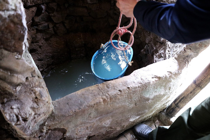 Nước tại các giếng khoan có màu đục nước gạo, bị nhiễm chì, đá vôi, than và một số tạp chất khác.