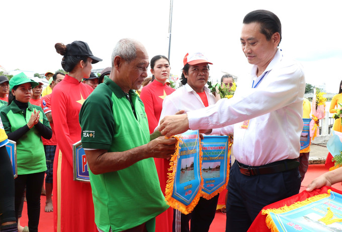 Phó Chủ tịch UBND tỉnh Vĩnh Long trao cờ lưu niệm cho các đội tham gia Giải.