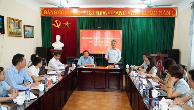 Đoàn công tác số 2106 của Bộ Chính trị do ông Nguyễn Thanh Tú, Thứ trưởng Bộ Tư pháp làm Trưởng đoàn kiểm tra việc vận hành chính quyền địa phương 2 cấp tại xã Pu Sam Cáp. Ảnh: TTXVN phát lai-chau1-28625.jpg