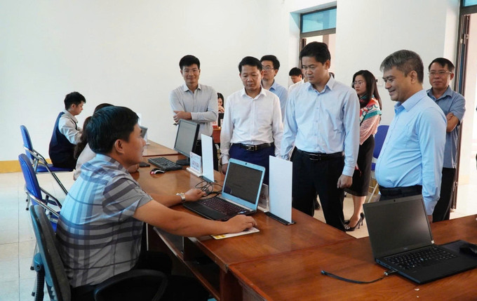 Ông Nguyễn Thanh Tú (ngoài cùng bên phải), Thứ trưởng Bộ Tư pháp, Trưởng đoàn công tác số 2106 của Bộ Chính trị kiểm tra việc vận hành chính quyền địa phương 2 cấp tại xã Khun Há. Ảnh: TTXVN phát Ông Nguyễn Thanh Tú (ngoài cùng bên phải), Thứ trưởng Bộ Tư pháp, Trưởng đoàn công tác số 2106 của Bộ Chính trị kiểm tra việc vận hành chính quyền địa phương 2 cấp tại xã Khun Há. Ảnh: TTXVN phát