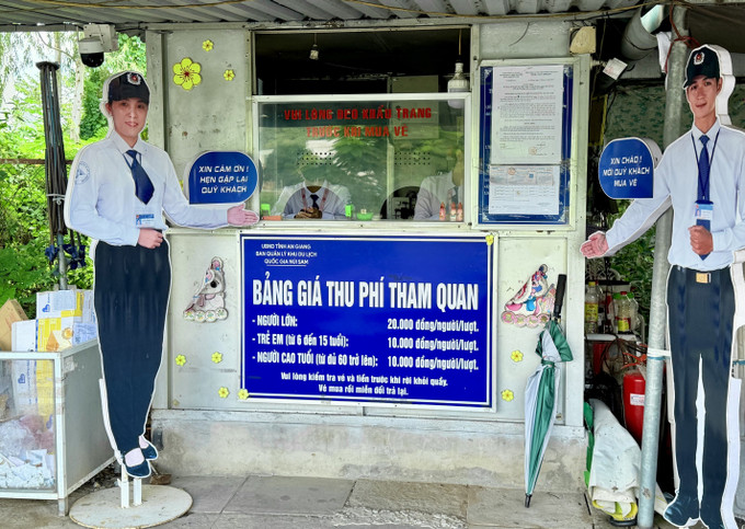 Bảng giá tham quan các di tích khu du lịch Quốc gia Núi Sam được niêm yết công khai tại các chốt bán vé. an-giang2-220125.jpg