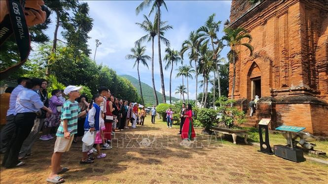 Du khách thăm Tháp Đôi, địa điểm du lịch văn hóa nổi tiếng của Quy Nhơn. Ảnh: Sỹ Thắng/TTXVN Du khách thăm Tháp Đôi, địa điểm du lịch văn hóa nổi tiếng của Quy Nhơn. Ảnh: Sỹ Thắng/TTXVN
