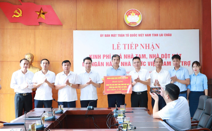 Ngân hàng Nhà nước Khu vực 3 trao 3 tỉ đồng hỗ trợ xoá nhà tạm, nhà dột nát tại Lai Châu. Ngân hàng Nhà nước Khu vực 3 trao 3 tỉ đồng hỗ trợ xoá nhà tạm, nhà dột nát tại Lai Châu.