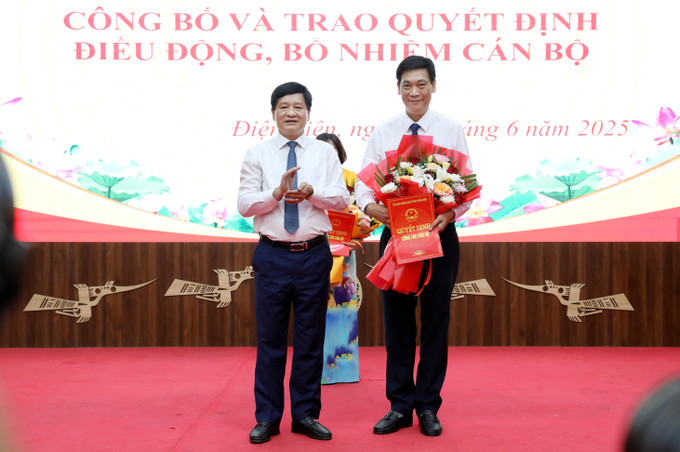Ông Lê Thành Đô, Chủ tịch UBND tỉnh Điện Biên trao quyết định bổ nhiệm giữ chức Phó Chánh Văn phòng UBND tỉnh cho ông Nguyễn Tiến Cường. Ông Lê Thành Đô, Chủ tịch UBND tỉnh Điện Biên trao quyết định bổ nhiệm giữ chức Phó Chánh Văn phòng UBND tỉnh cho ông Nguyễn Tiến Cường.