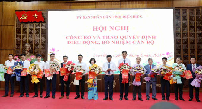 Ông Lê Thành Đô, Chủ tịch UBND tỉnh Điện Biên trao quyết định bổ nhiệm cho 13 nhân sự, kiện toàn bộ máy. Ông Lê Thành Đô, Chủ tịch UBND tỉnh Điện Biên trao quyết định bổ nhiệm cho 13 nhân sự, kiện toàn bộ máy.
