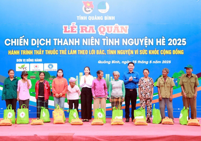 Trao tặng các suất quà cho hộ gia đình có hoàn cảnh khó khăn tại xã Dân Hóa, huyện Minh Hóa. Ảnh: TTXVN phát Trao tặng các suất quà cho hộ gia đình có hoàn cảnh khó khăn tại xã Dân Hóa, huyện Minh Hóa. Ảnh: TTXVN phát