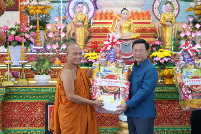 Trưởng Ban Tuyên giáo và Dân vận Tỉnh ủy Cà Mau Hồ Trung Việt tặng quà cho Hòa thượng Thạch Hà, Trụ trì chùa Monivongsa Bopharam (phường An Xuyên, tỉnh Cà Mau).