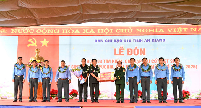 Ban tổ chức tặng quà cho Đội K93 hoàn thành nhiệm vụ. Ảnh: Văn Sĩ/TTXVN Ban tổ chức tặng quà cho Đội K93 hoàn thành nhiệm vụ. Ảnh: Văn Sĩ/TTXVN