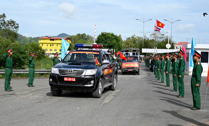 Ban Chỉ đạo 515 tỉnh An Giang đón Đội K93 tại cửa khẩu quốc tế Tịnh Biên. Ảnh: Văn Sĩ/TTXVN an-giang-20725.jpg