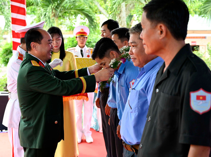 Đại tá Nguyễn Văn Ngành, Chỉ huy trưởng BCH Quân sự tỉnh An Giang tặng quà cho Đội K93 hoàn thành nhiệm vụ tìm kiếm, quy tập, hồi hương hài cốt liệt sĩ quân tình nguyện và chuyên gia Việt Nam hy sinh tại Campuchia. Ảnh: Văn Sĩ/TTXVN Đại tá Nguyễn Văn Ngành, Chỉ huy trưởng BCH Quân sự tỉnh An Giang tặng quà cho Đội K93 hoàn thành nhiệm vụ tìm kiếm, quy tập, hồi hương hài cốt liệt sĩ quân tình nguyện và chuyên gia Việt Nam hy sinh tại Campuchia. Ảnh: Văn Sĩ/TTXVN