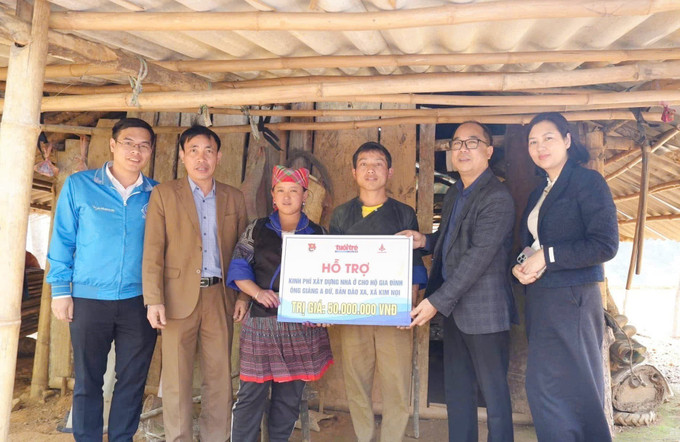 Tỉnh đoàn Yên Bái phối hợp với các đơn vị nhà tài trợ trao kinh phí hỗ trợ xây dựng 10 nhà ở cho hộ nghèo, hộ cận nghèo ở huyện Mù Cang Chải (Yên Bái). Ảnh: Tiến Khánh/TTXVN nha-25825.jpg