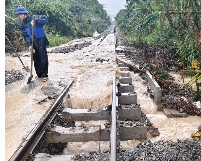 Một đoạn đường sắt đi qua tỉnh Đắk Lắk bị mưa lũ làm hư hỏng. Ảnh: TTXVN phát
