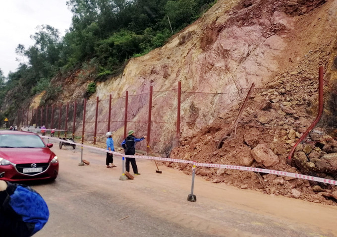 Mưa lớn gây sạt lở rú Nguộc (huyện Thanh Chương, Nghệ An) khiến một khối lượng lớn đất đá đổ xuống Quốc lộ 46. Ảnh: TTXVN phát Mưa lớn gây sạt lở rú Nguộc (huyện Thanh Chương, Nghệ An) khiến một khối lượng lớn đất đá đổ xuống Quốc lộ 46. Ảnh: TTXVN phát