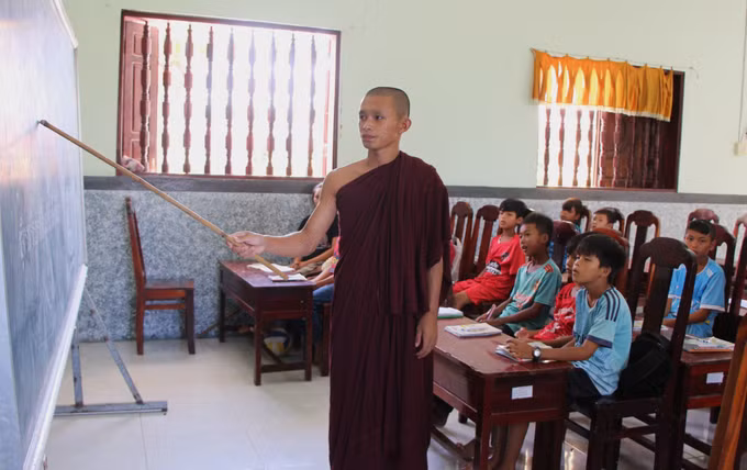 Lớp học chữ Khmer ở chùa Pôthivongsa ở ấp 4, xã Xà Phiên, thành phố Cần Thơ. Ảnh: Nguyễn Hằng/TTXVN