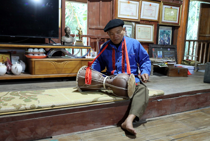 Nghệ nhân Nhân dân Sầm Văn Dừn biểu diễn trống sành nhạc cụ truyền thống của đồng bào dân tộc Cao Lan.