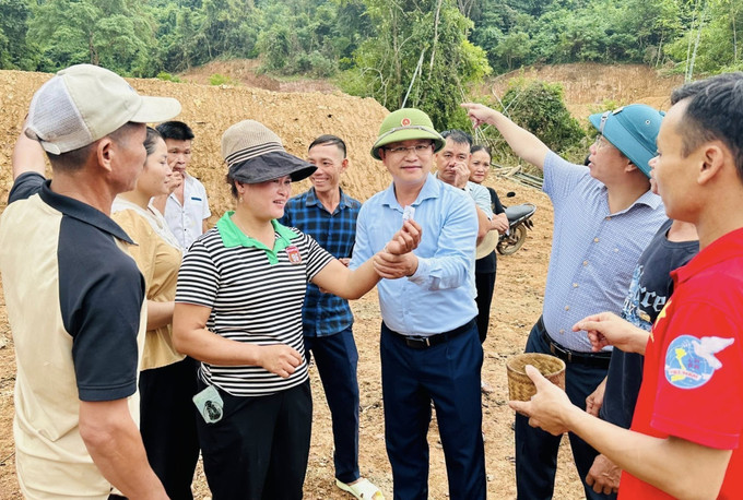 Lãnh đạo cấp ủy, chính quyền địa phương xã Nhôn Mai (tỉnh Nghệ An) chia vui cùng gia đình hộ dân thuộc diện được bàn giao mặt bằng tái định cư làm nhà ở. Ảnh: TTXVN phát