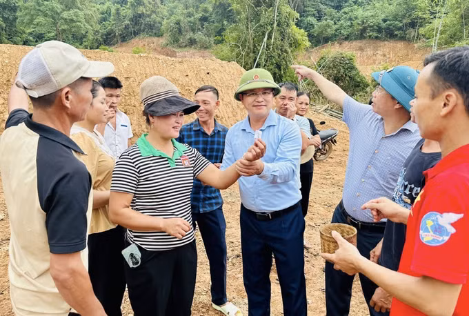 Lãnh đạo cấp ủy, chính quyền địa phương xã Nhôn Mai (tỉnh Nghệ An) chia vui cùng gia đình hộ dân thuộc diện được bàn giao mặt bằng tái định cư làm nhà ở. Ảnh: TTXVN phát