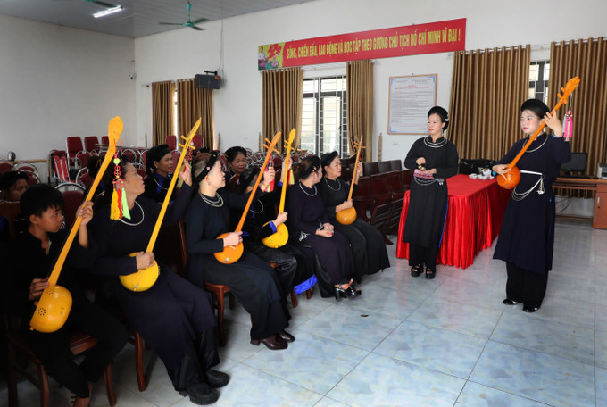 Truyền dạy hát Then, đàn tính cho các thành viên Câu lạc bộ hát Then, đàn tính xã Lục Ngạn (Bắc Ninh). Ảnh: Danh Lam/TTXVN then1-29825.jpg