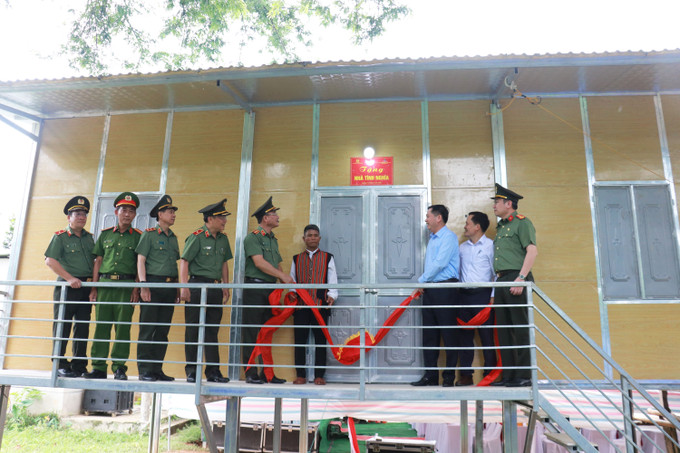 Thực hiện nghi thức khánh thành và bàn giao nhà cho gia đình ông Hồ Văn Bôn, xã Đakrông, tỉnh Quảng Trị. Thực hiện nghi thức khánh thành và bàn giao nhà cho gia đình ông Hồ Văn Bôn, xã Đakrông, tỉnh Quảng Trị.