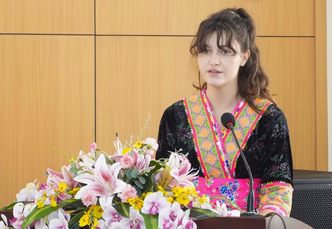 Cô Natalia Lisochenko, giảng viên Trường Đại học Sư phạm Quốc gia Herzen - Liên bang Nga, phát biểu tại Lễ khai mạc lớp học tiếng Nga.