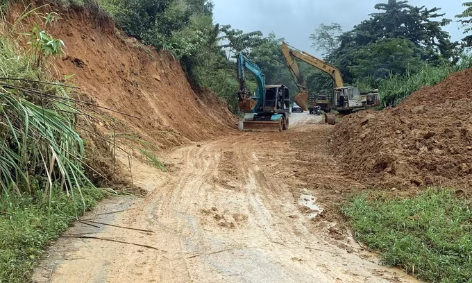 Tỉnh lộ 674 đoạn qua xã biên giới Mô Rai đã thông tuyến sau 2 ngày nỗ lực khắc phục.
