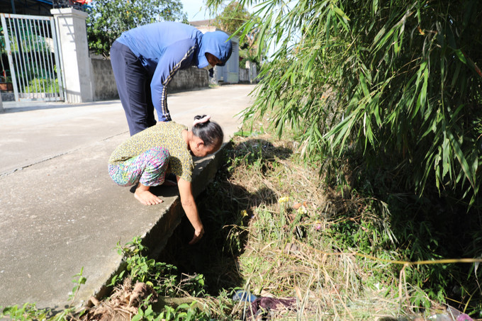 Bà Lê Thị Bàn, thôn Tân Giao bất an vì sau bão số 5, nước lồng vào bên trong đường bê tông tạo thành một khe hở lớn, chỉ cần tác động nhỏ có thể sụt lún và đổ sập xuống suối bất cứ lúc nào. Bà Lê Thị Bàn, thôn Tân Giao bất an vì sau bão số 5, nước lồng vào bên trong đường bê tông tạo thành một khe hở lớn, chỉ cần tác động nhỏ có thể sụt lún và đổ sập xuống suối bất cứ lúc nào.