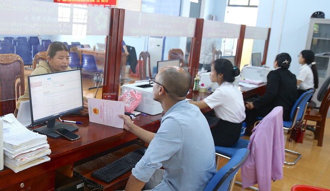 Người dân đến làm các thủ tục hành chính tại Trung tâm phục vụ hành chính công xã Đức Cơ, tỉnh Gia Lai. Ảnh: Quang Thái/TTXVN gia-lai-22725.jpg