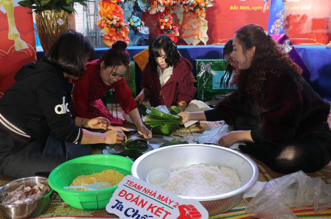 Đông đảo công nhân tham gia cuộc thi gói bánh chưng. Ảnh: Thanh Thương/TTXVN