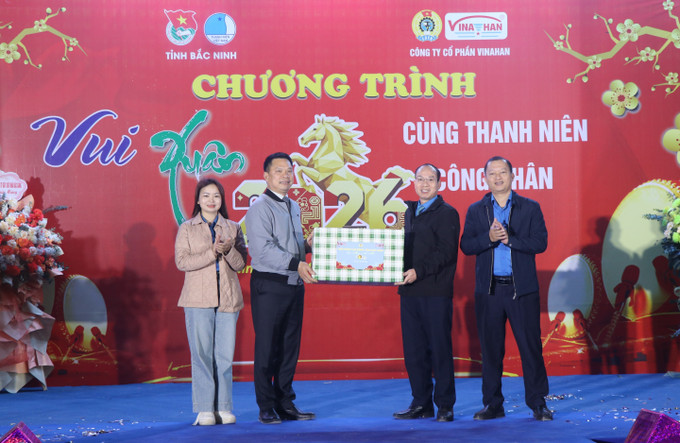 Đại diện Liên đoàn lao động tỉnh Bắc Ninh tặng quà cho Công ty. Ảnh: Thanh Thương/TTXVN