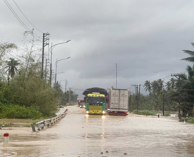 Toàn tỉnh Đắk Lắk hiện có 58 điểm ngập nước, sạt lở trên các tuyến quốc lộ, tỉnh lộ. Ảnh: TTXVN phát