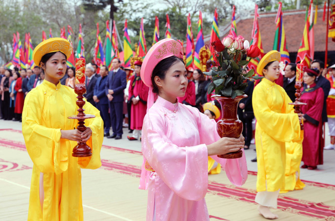 Các nữ quan dâng hương, hoa tưởng nhớ, tri ân công đức Tổ Mẫu Âu Cơ theo nghi thức truyền thống. Ảnh: Tạ Toàn/TTXVN