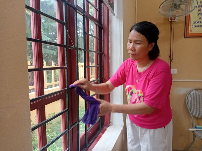 Giáo viên Trường Trường tiểu học Mậu Lâm (tỉnh Thanh Hóa) lau cửa sổ, chuẩn bị năm học mới. hoc-sinh2-25825.jpg