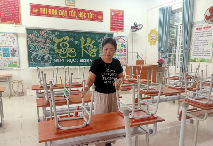 Giáo viên Trường Trường tiểu học thị trấn Bến Sung, tỉnh Thanh Hóa dọn dẹp, lau bàn ghế chuẩn bị năm học mới. hoc-sinh1-25825.jpg