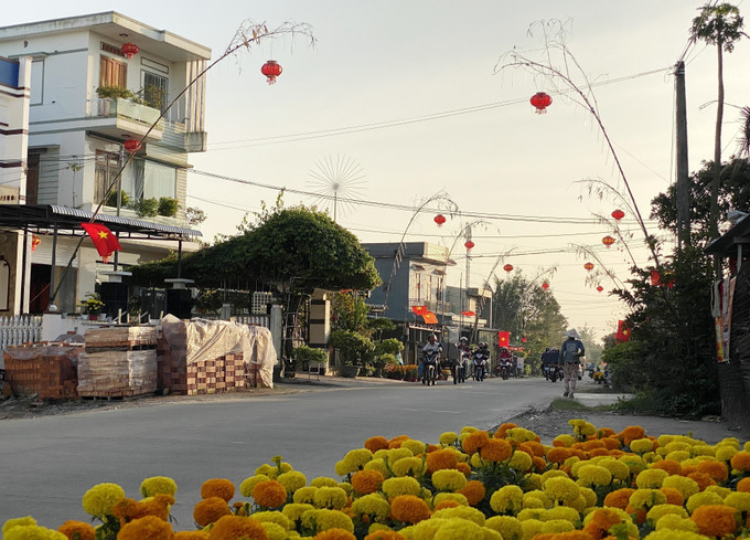 Cây nêu được dựng đối xứng, tạo “điểm nhấn” cho đường làng ngõ xóm dịp Tết đến Xuân về.