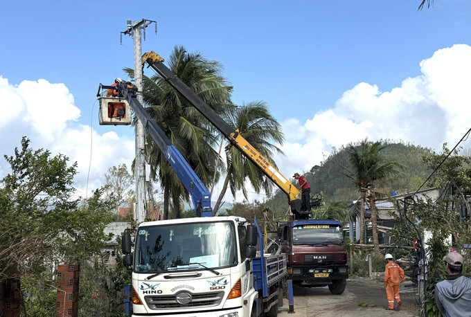 Ngành điện lực phấn đấu cấp điện cho 100% khách hàng bị mất điện trong ngày 14/11.
