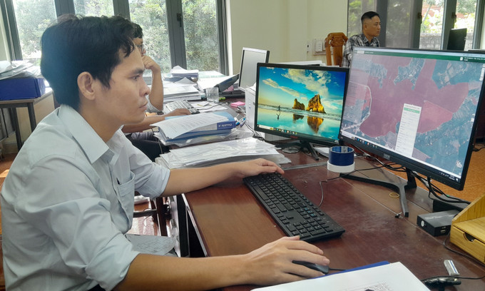 Hoàng Văn Cảnh kiểm tra bản đồ số về diện tích trồng cao su của công ty.